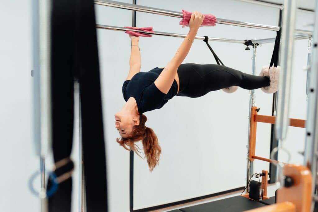 Pilates con máquinas Cadillac en centro especializado