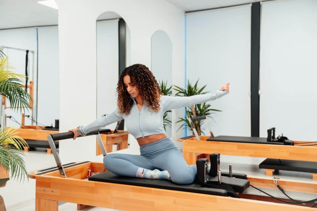 Pilates con máquinas Reformer en centro especializado