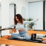 Pilates con máquinas Reformer en centro especializado