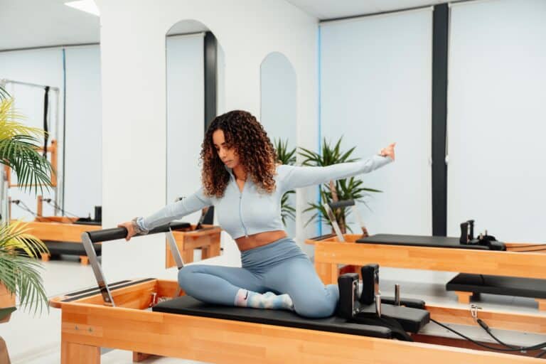 Pilates con máquinas Reformer en centro especializado